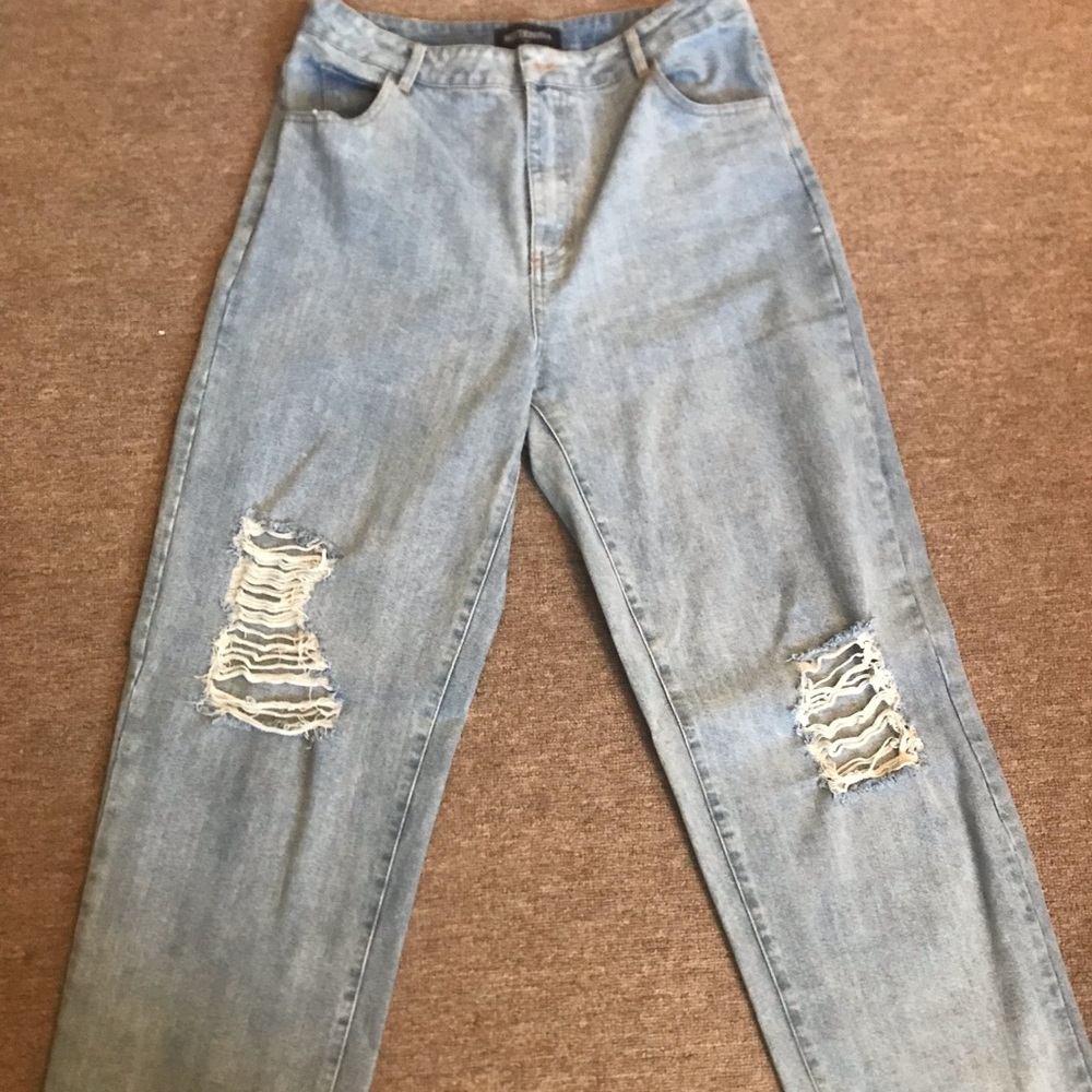 Jessie James Decker Kittenish: Liza straight leg light wash distressed denim.